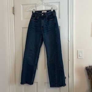 Abercrombie & Fitch High Rise Relaxed Jean Size 2 Short